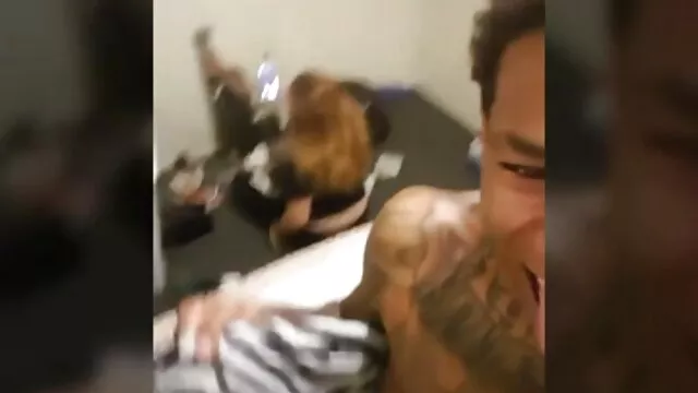 Uma abelha gira leva uma pila no rabo pornos de graça