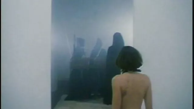 A Kitty x videos pornô grátis diverte-se com um brinquedo.