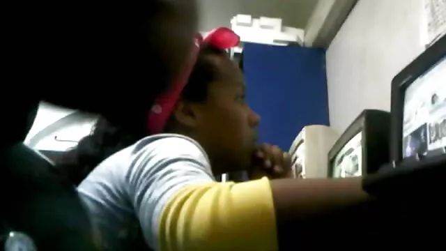 O Shemale fode e masturba-se com os brinquedos vídeo pornô grátis gostosas um do outro.