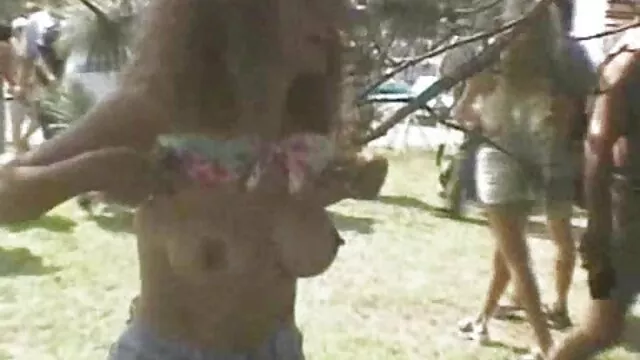 O Corvo MILF videos de sexo gratis selvagem inglês expõe o seu corpo celestial.