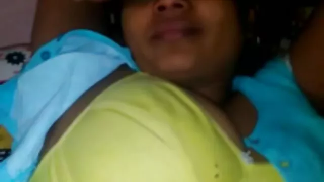 Ela destrói a rata molhada e adora vídeo pornô sem vírus grátis garanhões.