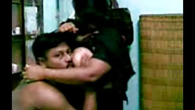 O enteado tímido da porno gratis em familia família ensina o pai a barbear-se.